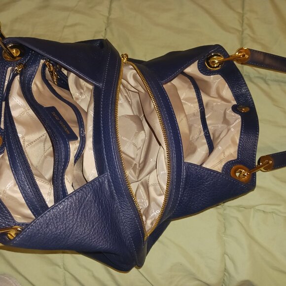 Michael Kors Raven bag in Navy - Picture 5 of 5
